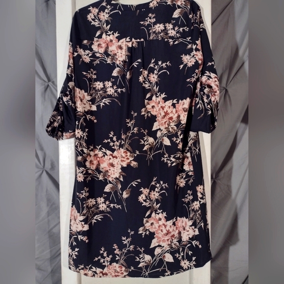 Women's Dress - Picture 4 of 6